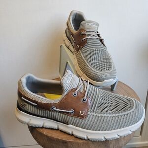 💜 Skechers sz 9.5 Men's Gray and Brown Casual Shoes